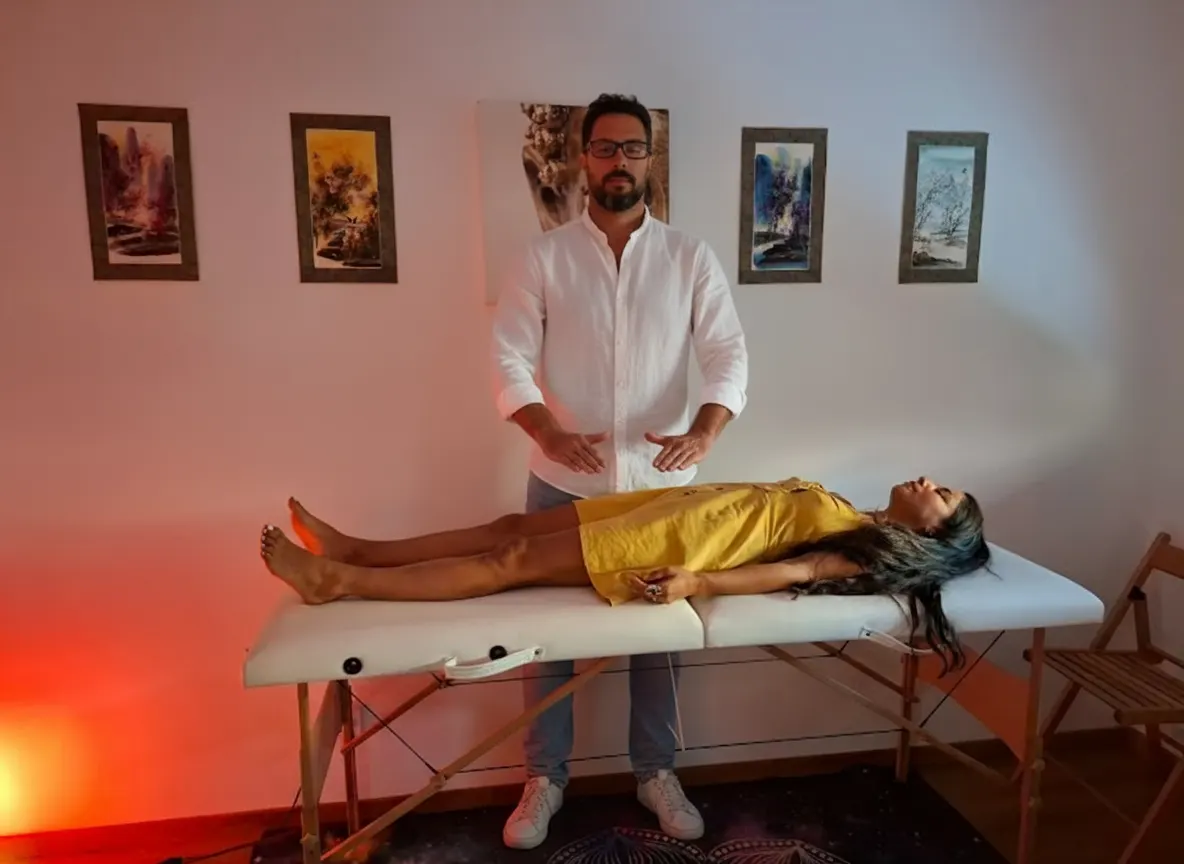 David Gana pendant une séance de magnétisme au cabinet de Chambéry